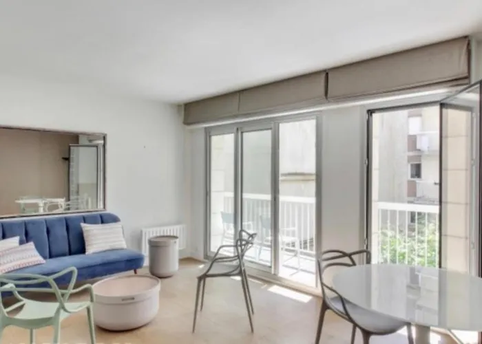 Another Cozy Flat Near St-germain, St-placide شقة